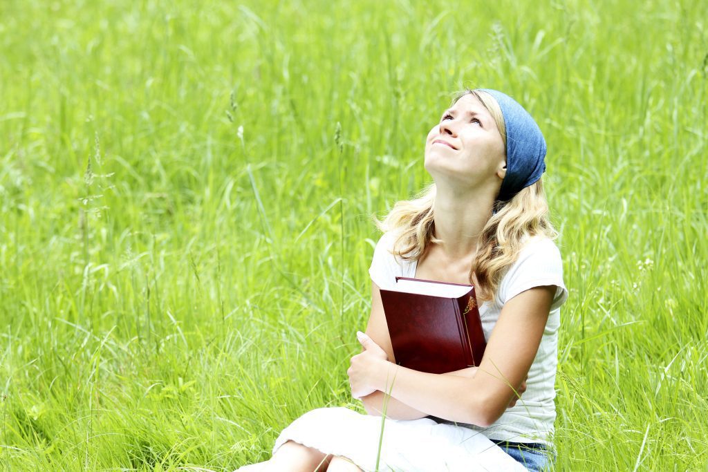 Woman looking up at God with Bible.
% Keys to Submit to God in all Your Ways