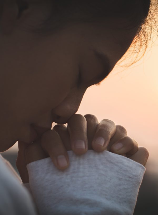 young woman praying Benefits of Faith : Fellowship with God