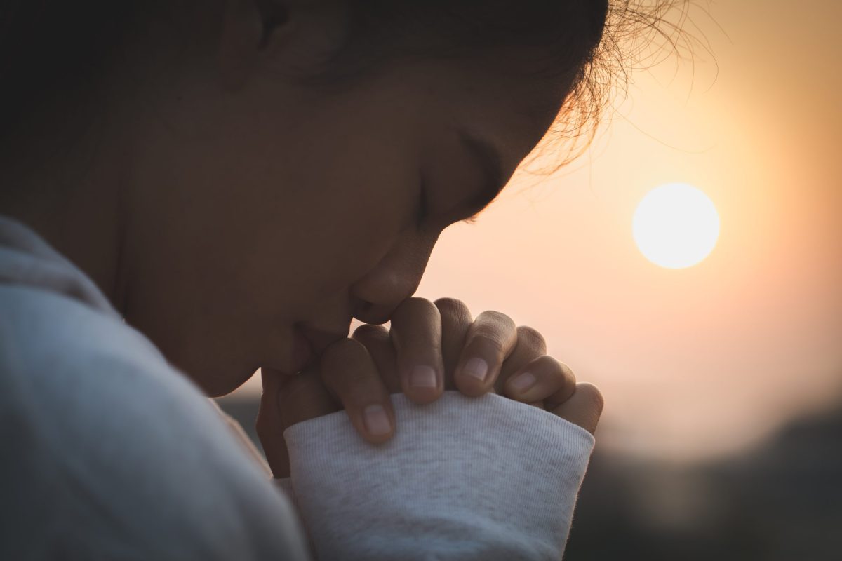 young woman praying Benefits of Faith : Fellowship with God